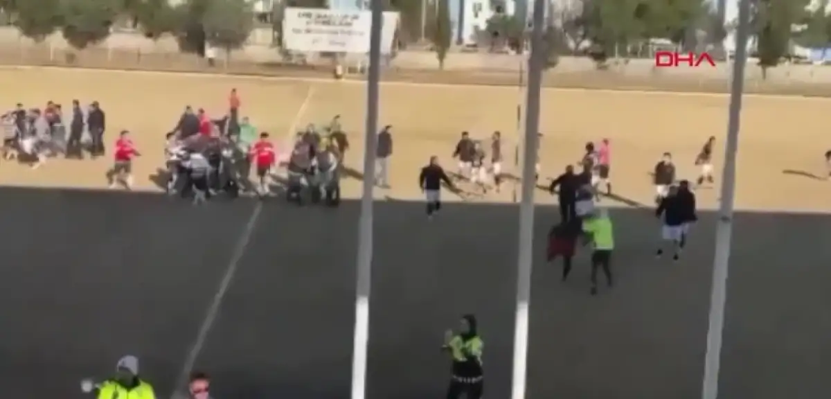 14 kırmızı kartın çıktığı maçta skandal olaylar: Yumruk ve tekmeler havada uçuştu!