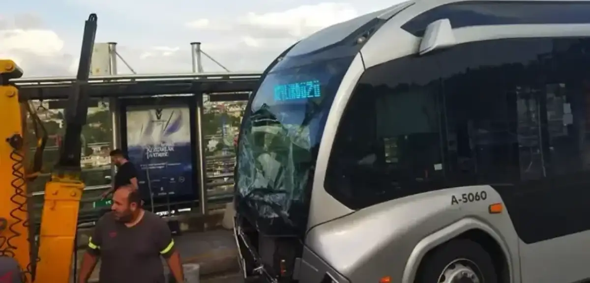 15 Temmuz Şehitler Köprüsü'nde Metrobüs Kazası!
