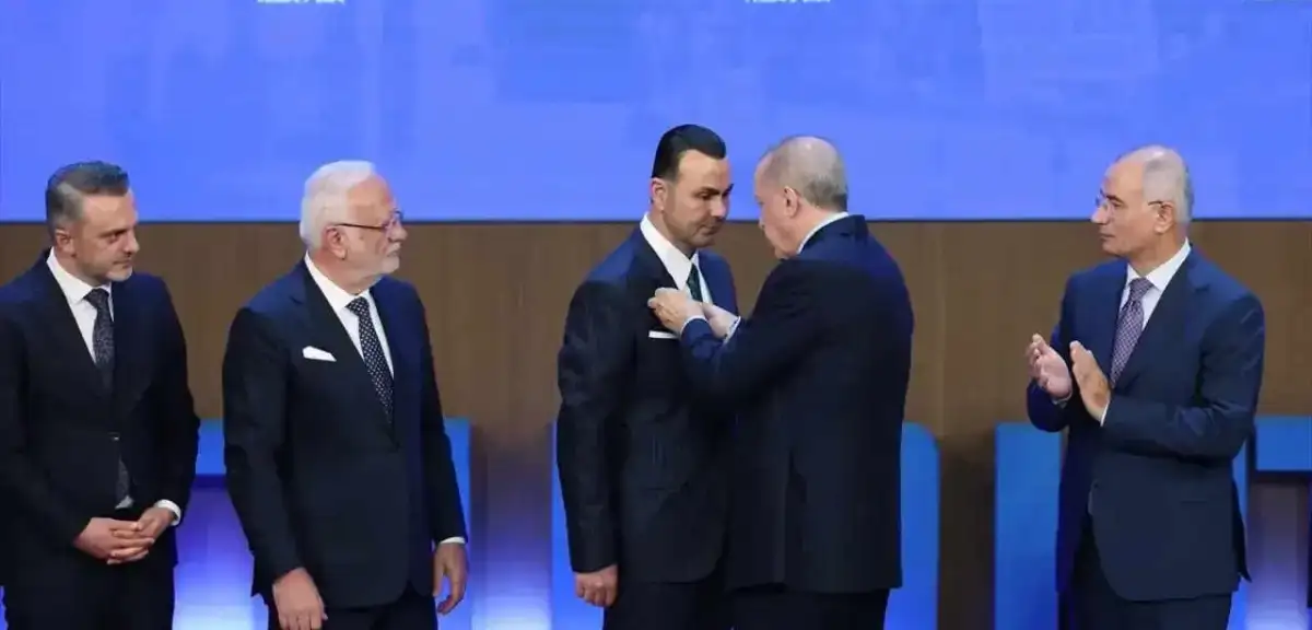 AK Parti'ye Katılanlar Belli Oldu! Liste Çarpıcı İsimler Var