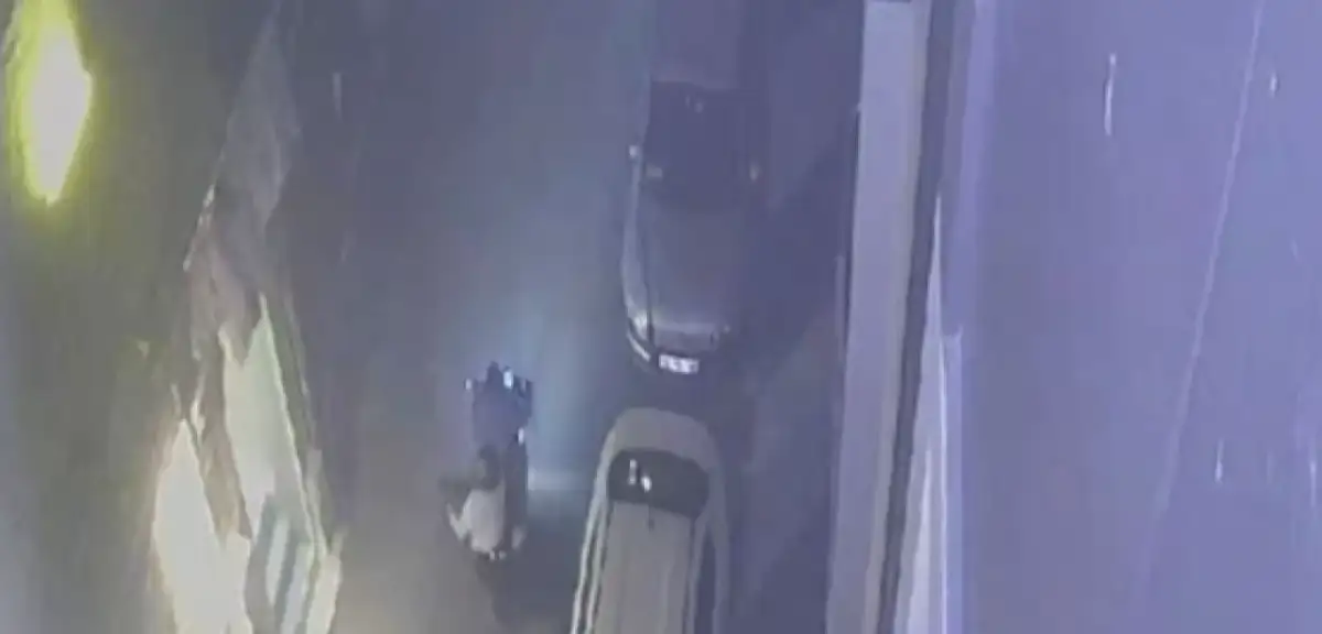 Arnavutköy'de Haraç Çetesi İş Yerine El Bombası Attı! İstanbul'un Göbeğinde 'Yok Artık' Dedirten Görüntüler