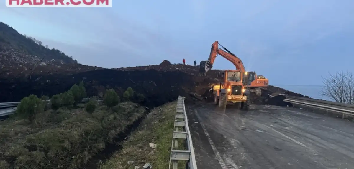 Artvin'de Heyelan: Karadeniz Sahil Yolu Ulaşıma Kapandı