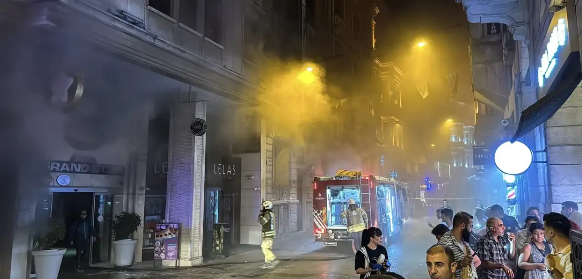 Beyoğlu’nda 9 Katlı Otelde Yangın! Oteldekiler Tahliye Edildi