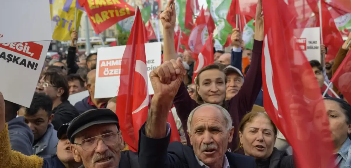 CHP ve DEM Parti'den Esenyurt'ta 'Ahmet Özer' Protestosu! Binler Belediye Binası Önünde Toplandı