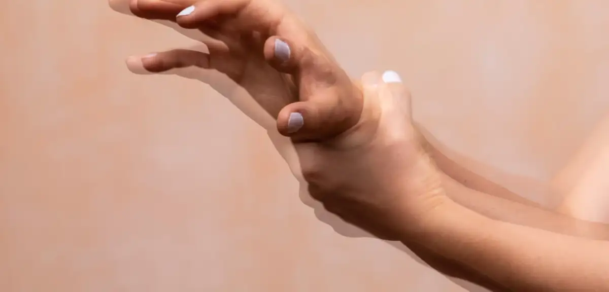 Elleriniz istemsizce titriyor mu? İşte el titremesinin 14 nedeni!