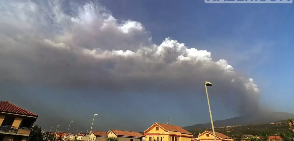 Etna Yanardağı Patladı: Uluslararası Havaalanında Uçuşlar Aksadı!