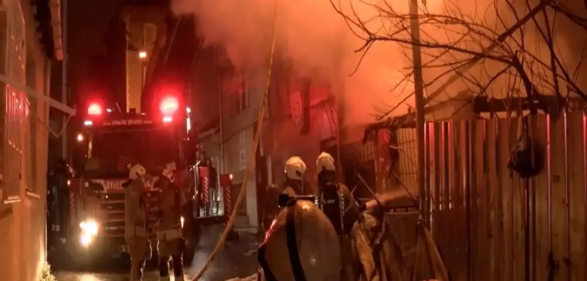 İstanbul Beyoğlu'nda Yangın: 1 Kişi Hayatını Kaybetti