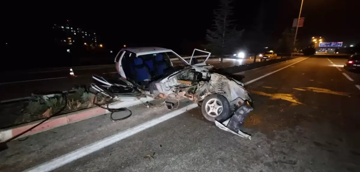 Karaman Çevre Yolu’nda Feci Kaza: Otobüs Sollamak İsteyen Araç Refüje Çıktı, 4 Yaralı