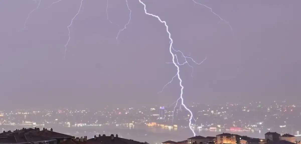 Kışlıkları Dolaptan Çıkarın, Şemsiyenizi Unutmayın! Havalar Soğuyacak, Sağanak Geliyor