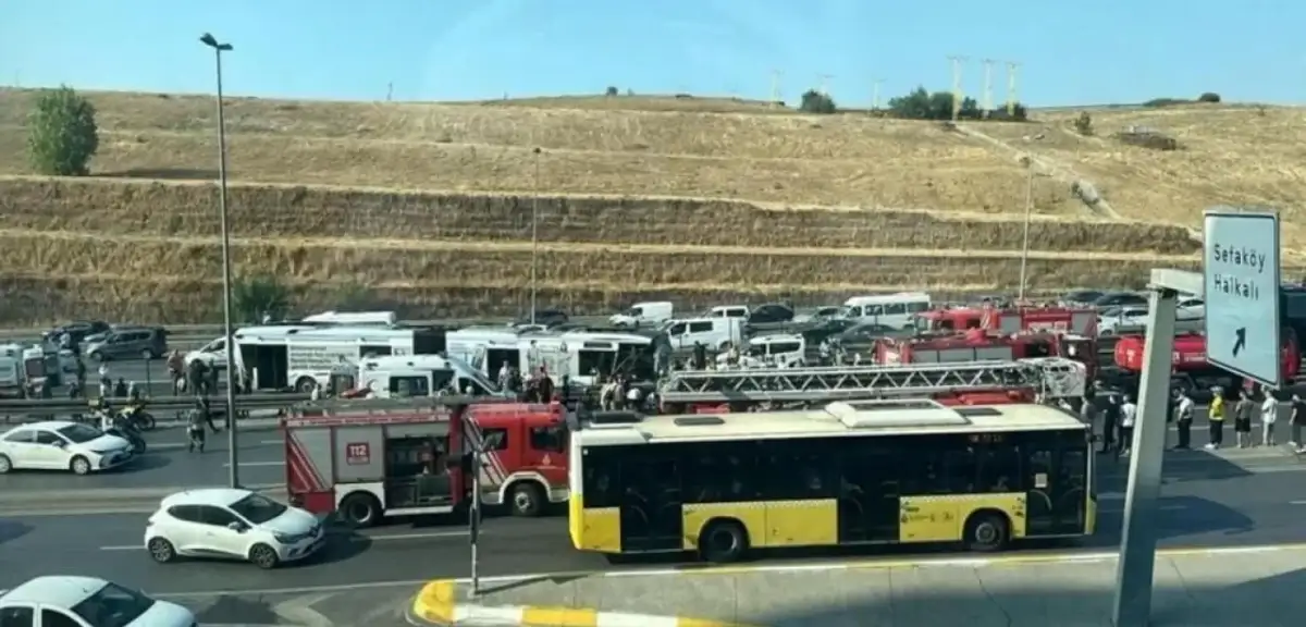 Küçükçekmece'de Metrobüs Kazası: 10 Kişi Yaralandı