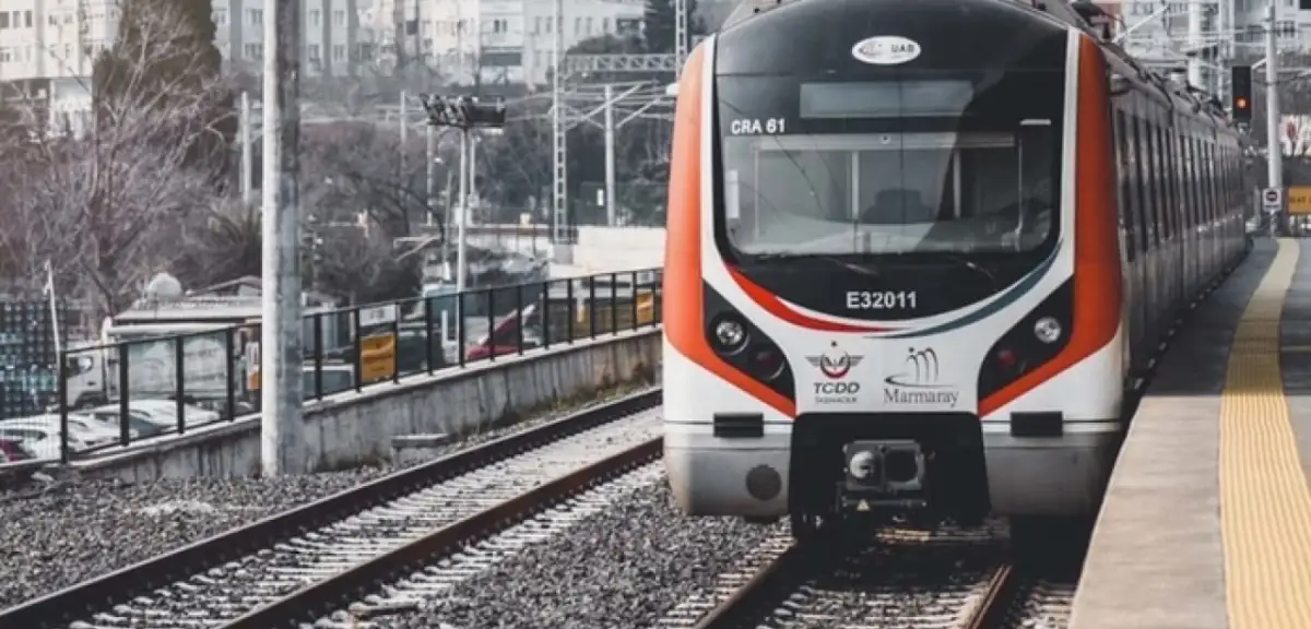 Marmaray'da Bir Kişi Raylara Atlayarak İntihar Etti!