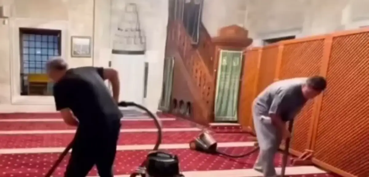 Mesut Özil'in Cami Temizliği Sosyal Medyada İlgi Odağı Oldu