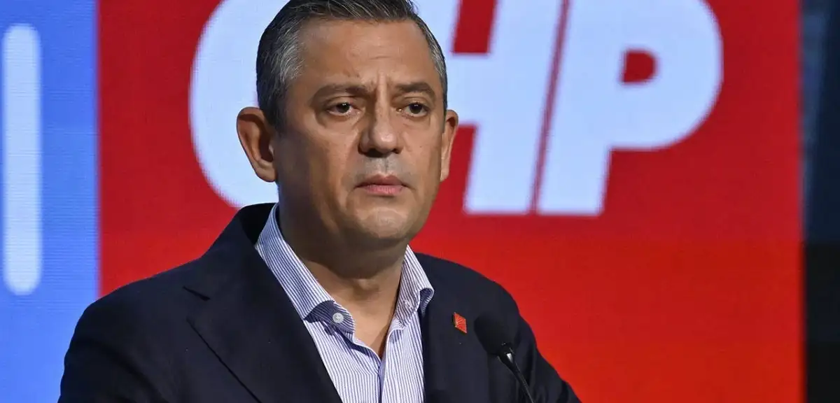 Özgür Özel'den Gizli Fotoğraf Tepkisi: 'Merak Ediyorsa Bir Duble Rakı da İçtim'