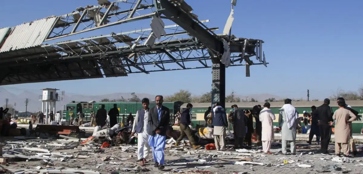 Pakistan'da Tren İstasyonunda Bombalı Saldırı: 20 Ölü!