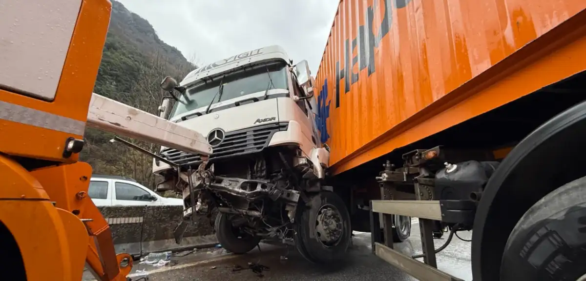 Sakarya'da Zincirleme Kaza: D-650 Karayolu Kilitlendi