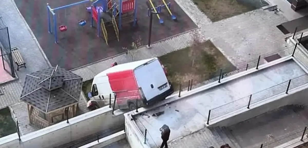 Sincan’da Şaşkınlık Yaratan Kaza! El Freni Çekilmeyen Kargo Aracı Parka Uçtu