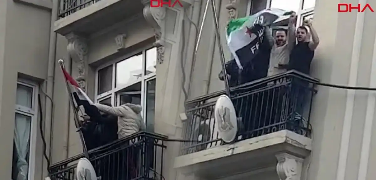 Suriyeliler İstanbul'daki Konsolosluğa Girdi! Bayrağı Böyle İndirdiler