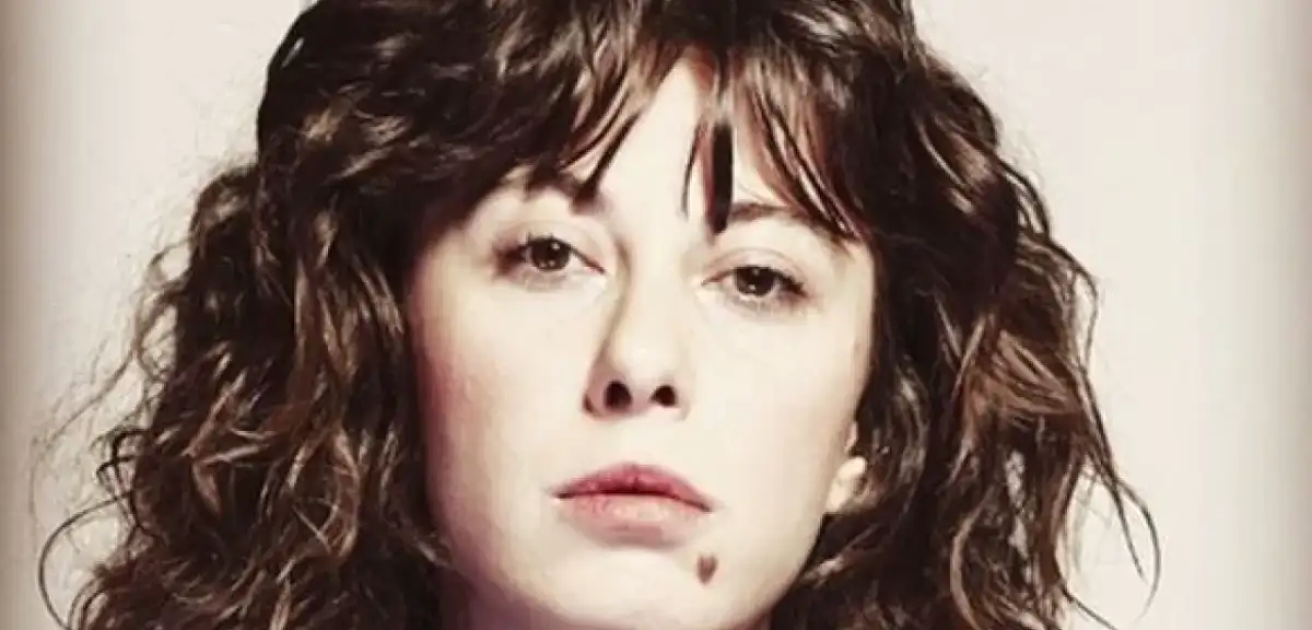 Taş Kağıt Makas Dizisi Emel Kimdir? Burcu Halaçoğlu’nun Canlandırdığı Emel’in Hikayesi ve Özellikleri