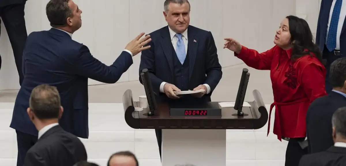TBMM'de Skandal Anlar! AK Parti ve CHP Vekilleri Birbirlerinin Üzerine Yürüdü
