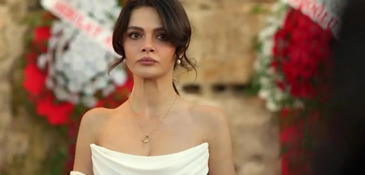 Uzak Şehir’in Alya’sı Sinem Ünsal’ın Siyah-Beyaz Şıklığı Gündem Oldu: ‘Kuğu Gibisin’