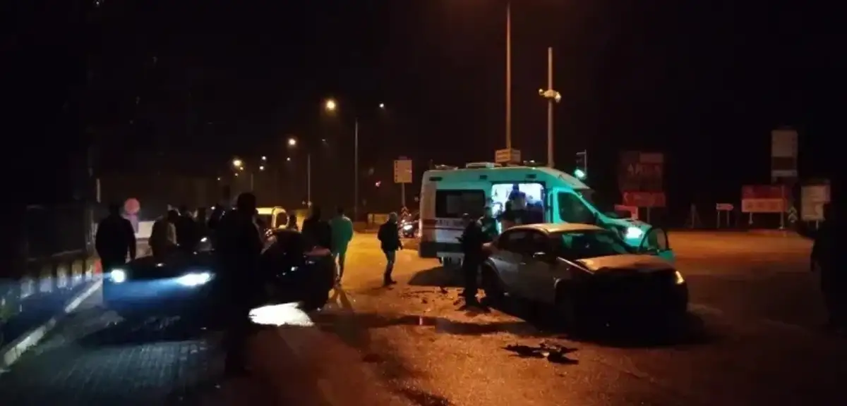 Bursa'da Ambulansa Yol Vermek İsteyen 2 Otomobil Çarpıştı