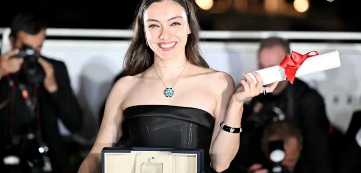 Merve Dizdar Fransa'da Şövalye İlan Edildi
