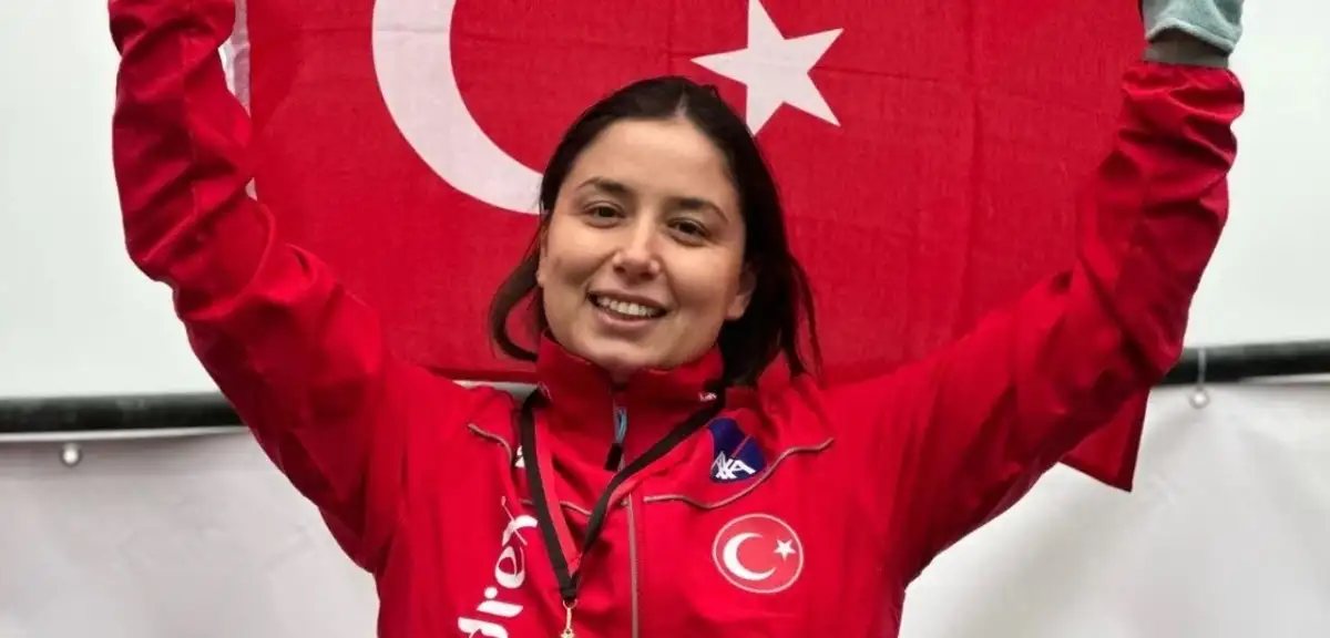 Bengisu Avcı, Buz Yüzme Şampiyonası'nda Dünya Rekoru Kırdı