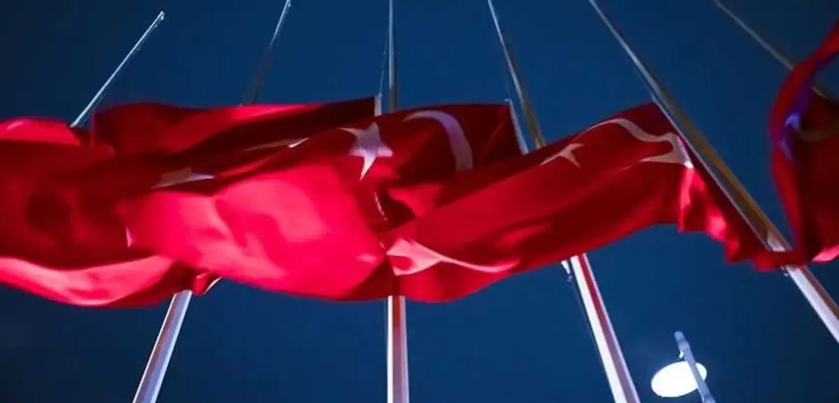 Kentlerde Bayraklar Yarıya İndirildi