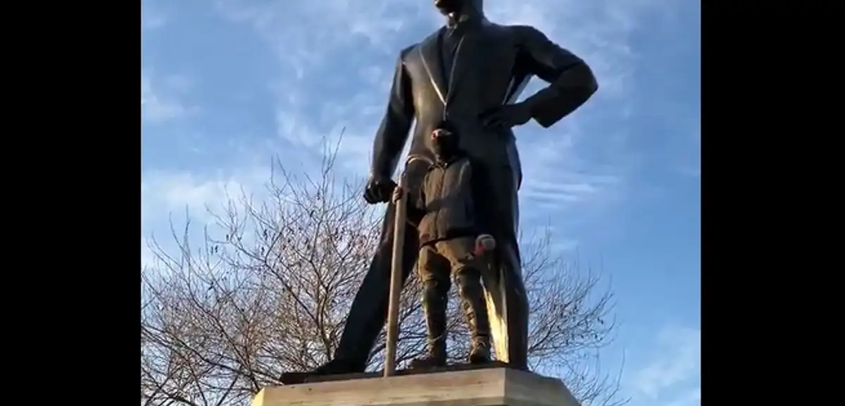 İstanbul'da Atatürk Heykeline Saldırı!