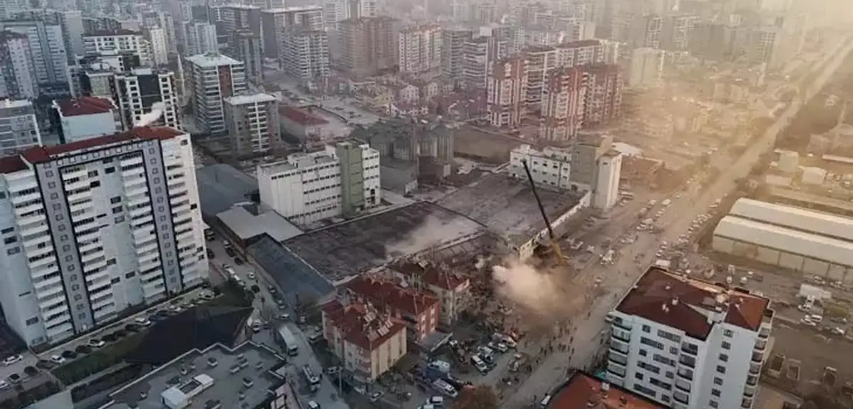 Konya'da Bina Çöktü! Enkaz Altında Kalanlar için Çalışmalar Sürüyor