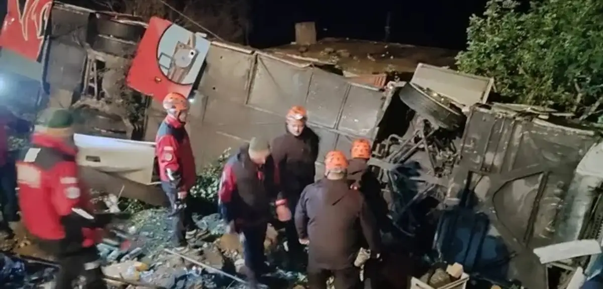 Antalya'da Yolcu Otobüsü Devrildi! 10'u Ağır 33 Yaralı