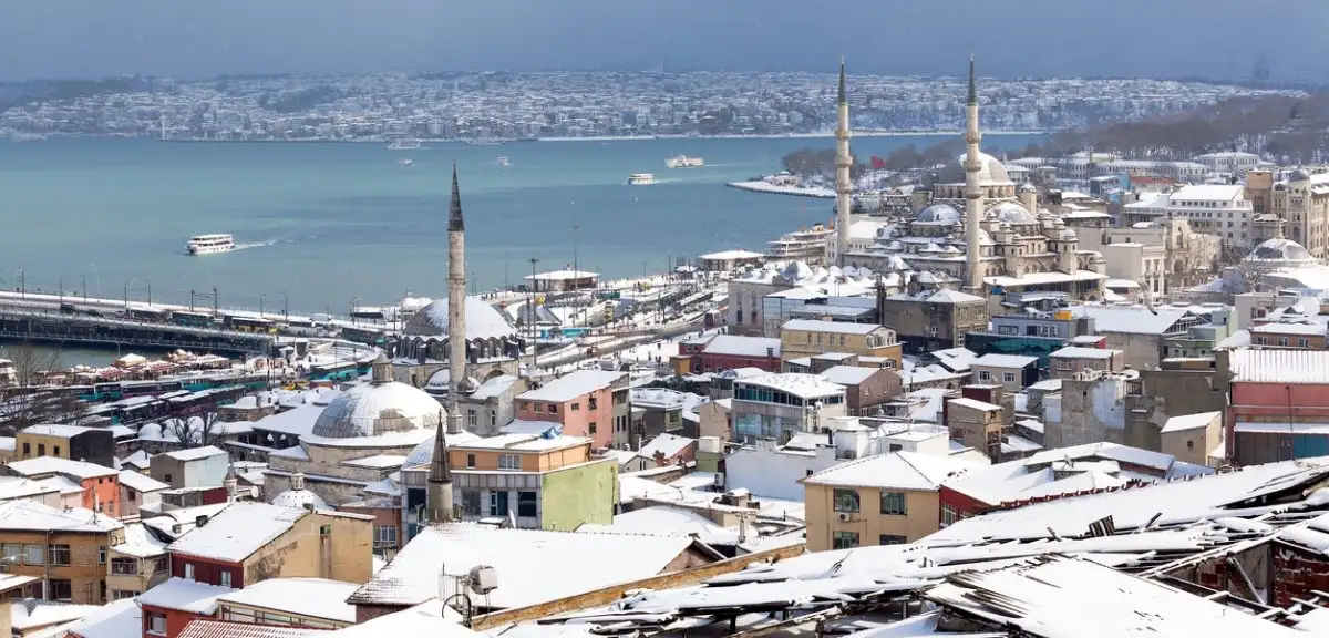 İstanbul'a Kar Yağışı Uyarısı: Meteoroloji ve AKOM Akşam Saatlerine Dikkat Çekti