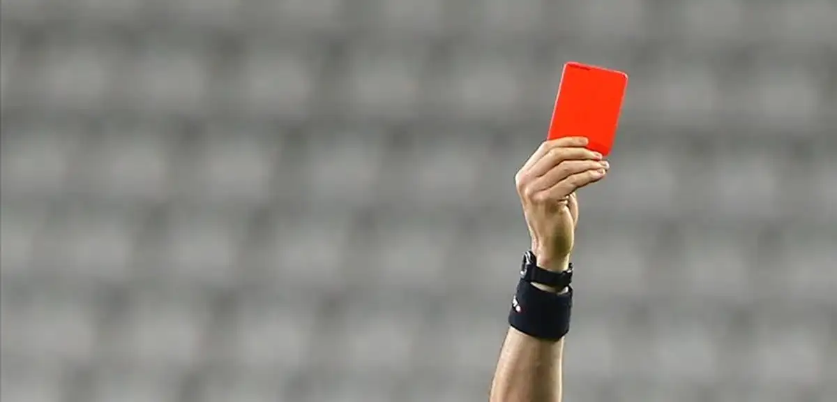 Kırmızı Kart Görüp Hakemi Bıçaklamıştı: Genç Sporcu Futboldan Ömür Boyu Men Edildi