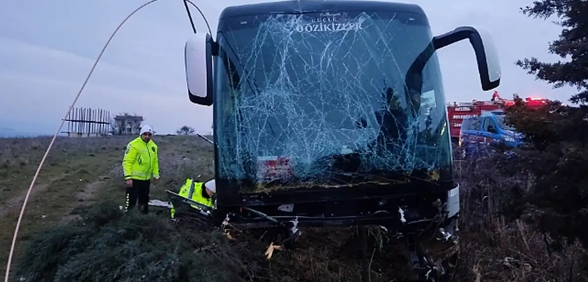 Yunanistan-İzmir Seferini Yapan Yolcu Otobüsü Gelibolu'da Şarampole Devrildi: 11 Yaralı