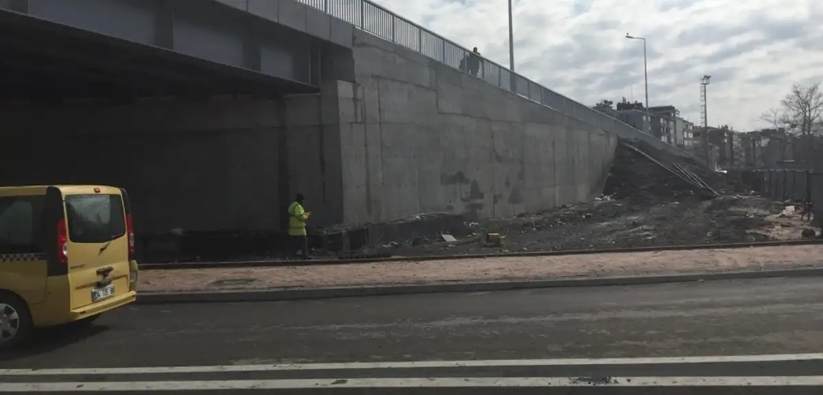 Video Uğruna Canından Oluyordu! Kadıköy'de Üst Geçitte İnanılmaz Anlar