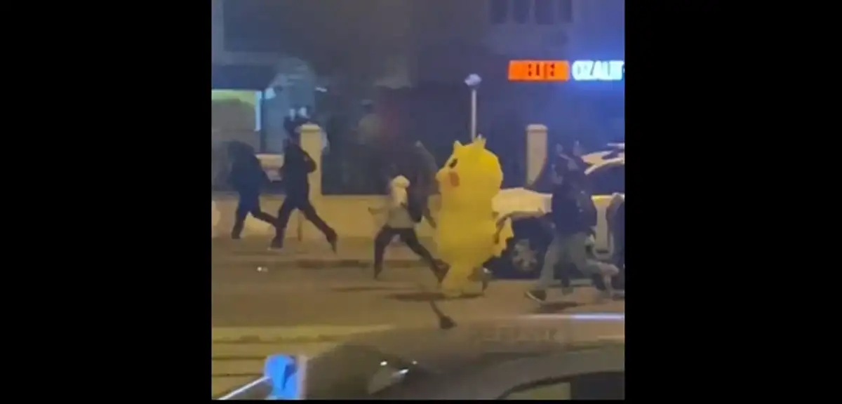 Antalya'da Eylemci 'Pikachu' Polisten Böyle Kaçtı!