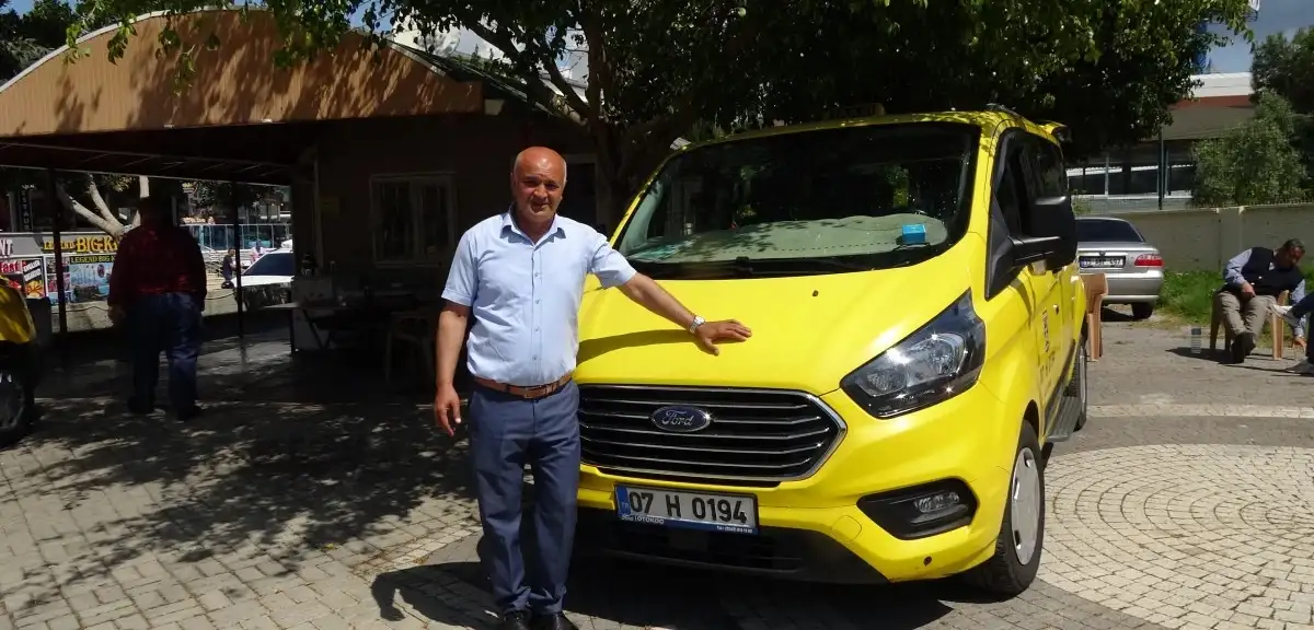 Antalya'da Taksisinde Unutulan 18 Bin 300 Euro'yu Sahibine Teslim Etti