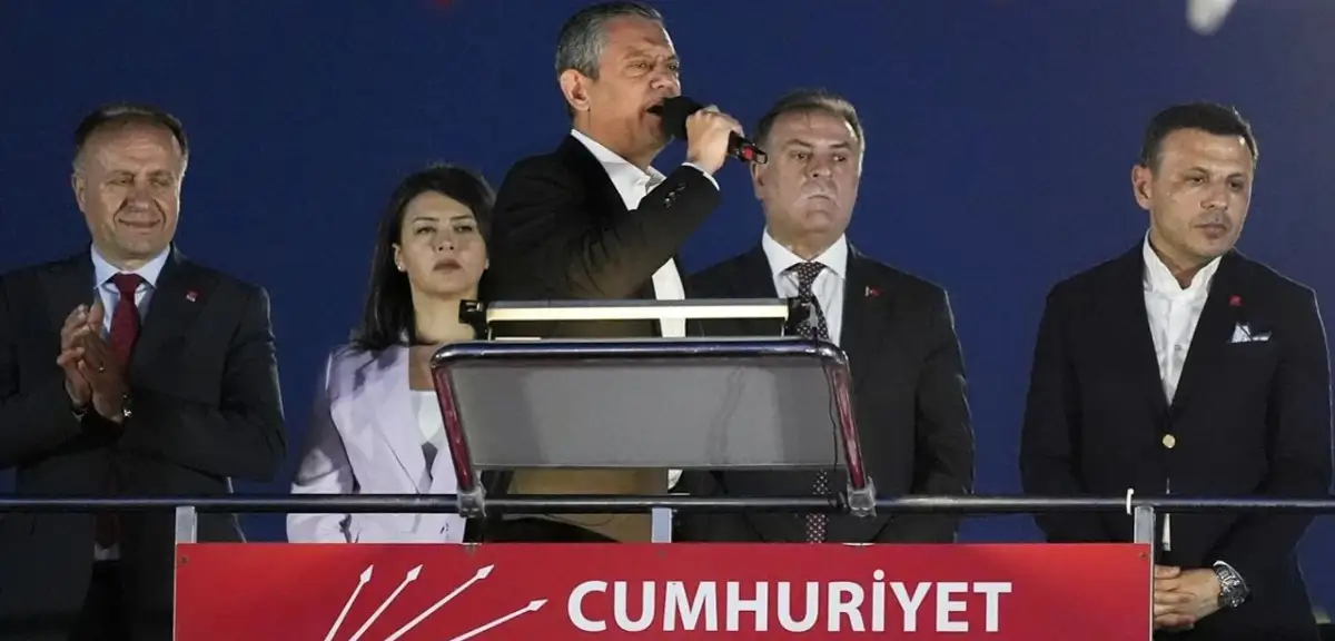 Özgür Özel'in CHP Pendik Mitinginde Gündeminde İmamoğlu ve Asgari Ücret Yer Aldı