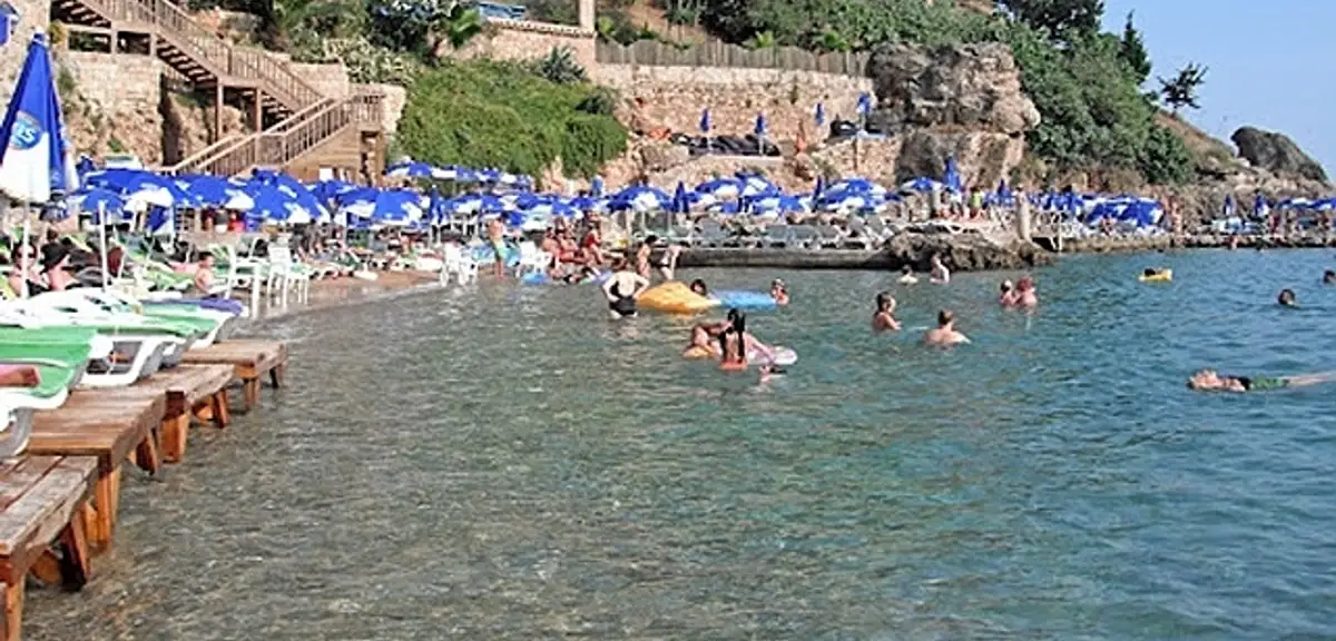 Antalya Mermerli Plajı'nda Şezlong Ücreti Gündem Oldu