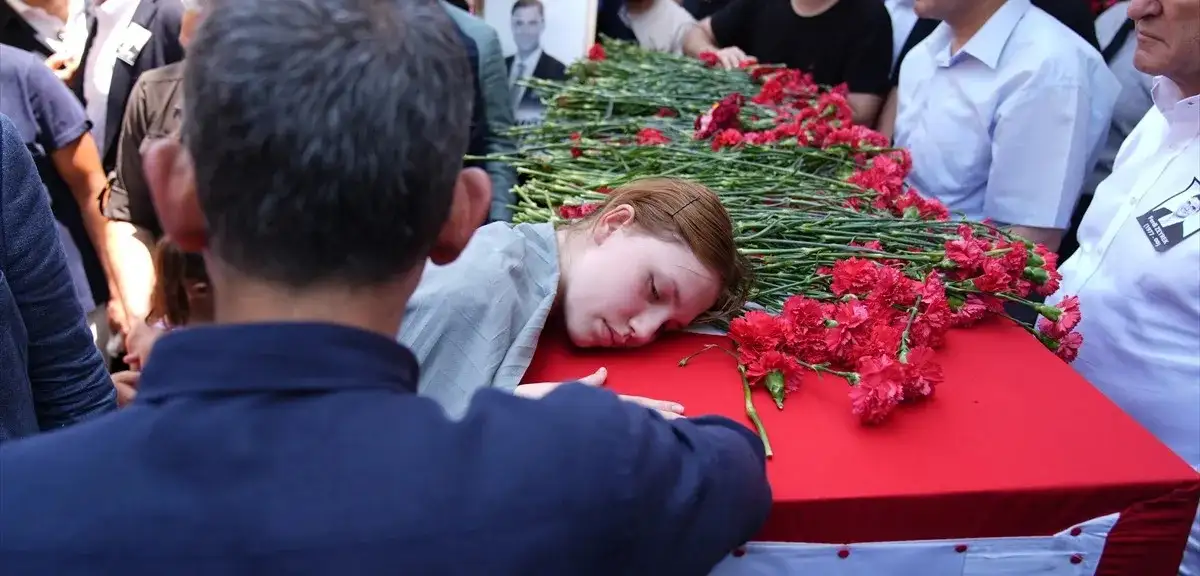 Ferdi Zeyrek'i Son Yolculuğuna Kızları Uğurladı