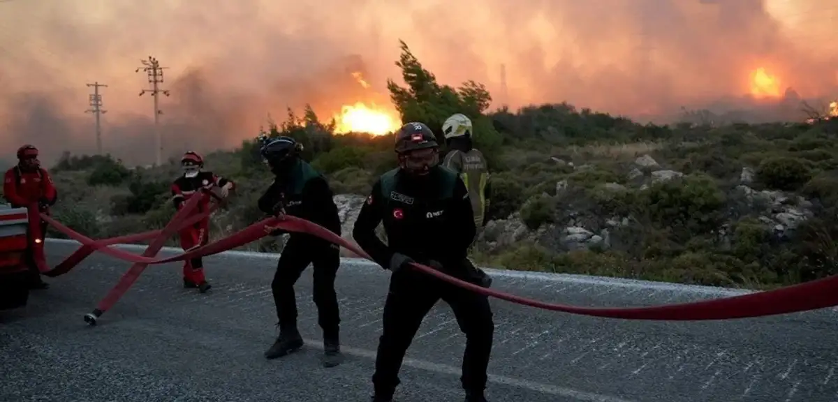 Çeşme'de Başlayan Yangın Hızla Yayıldı
