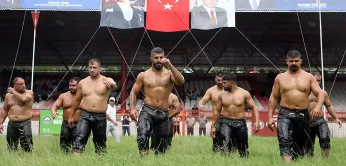 Kırkpınar'da Tur Atlayan Güreşçiler