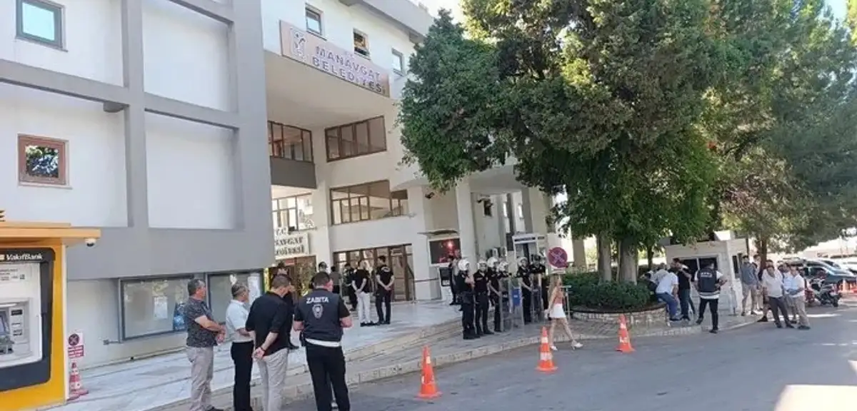 Manavgat Belediyesi'ne Yolsuzluk Operasyonu: Başkan ve 33 Kişi Gözaltında! Özel'den Yeni Açıklama