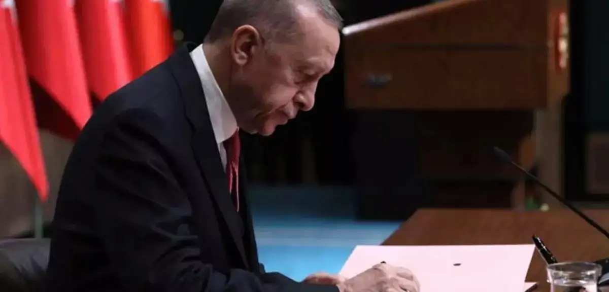 Cumhurbaşkanı Erdoğan, Çeşitli Suçlardan Hüküm Giyen 9 Kişinin Cezasını Kaldırdı