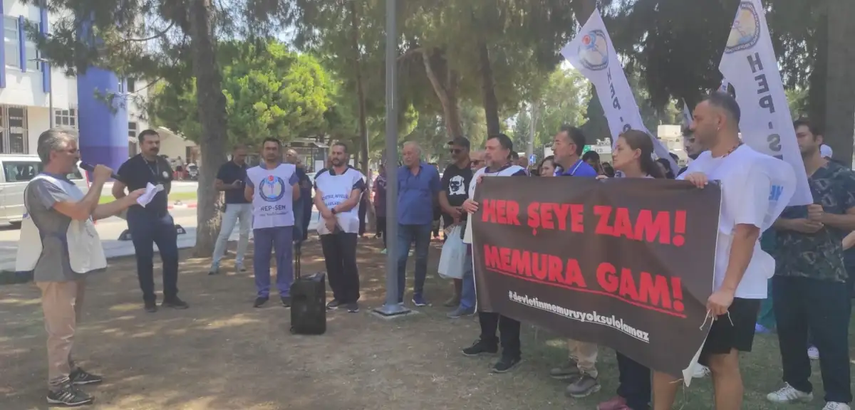 İzmir'de sağlık emekçilerinin iş bırakma eyleminde Memur-Sen'e tepki: Göstermelik kararlara karnımız tok