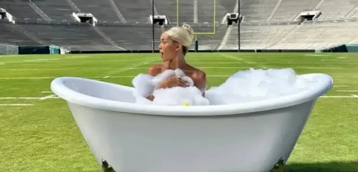 Ünlü Kadın Sporcudan Dikkat Çeken Reklam: Rose Bowl'un Ortasında Köpük Banyosu Yaptı!