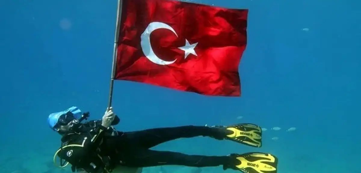 Fethiye'de Dalgıçlar Su Altında Türk Bayrağı Açtı