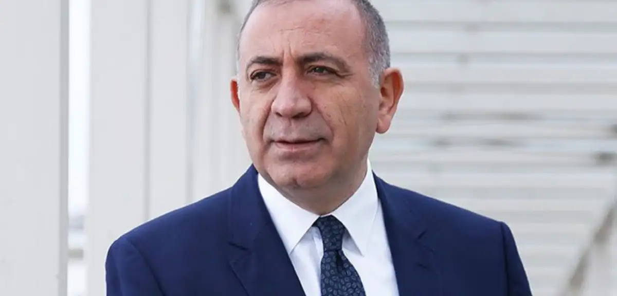 CHP İstanbul'da Kayyum Krizi: Gürsel Tekin Pazartesi İl Binasına Geliyor