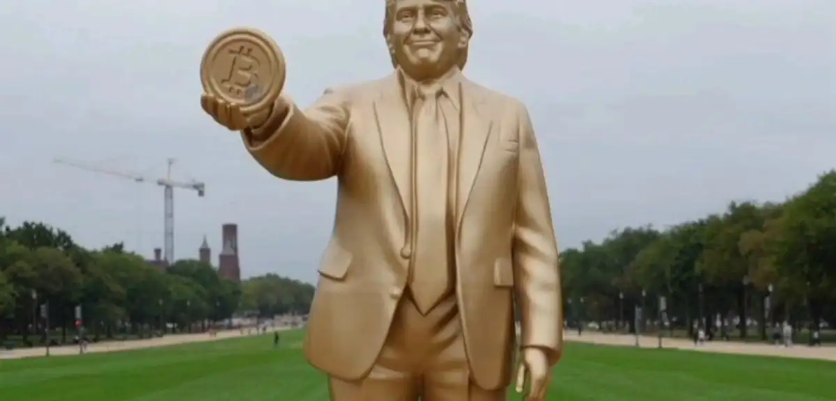 Trump'ın Bitcoin Heykeli Orada Sergileniyor