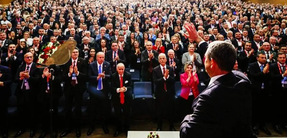 CHP'de Olağanüstü Kurultay: Özel Yeniden Başkan Seçildi, A Takımı Belli Oldu!