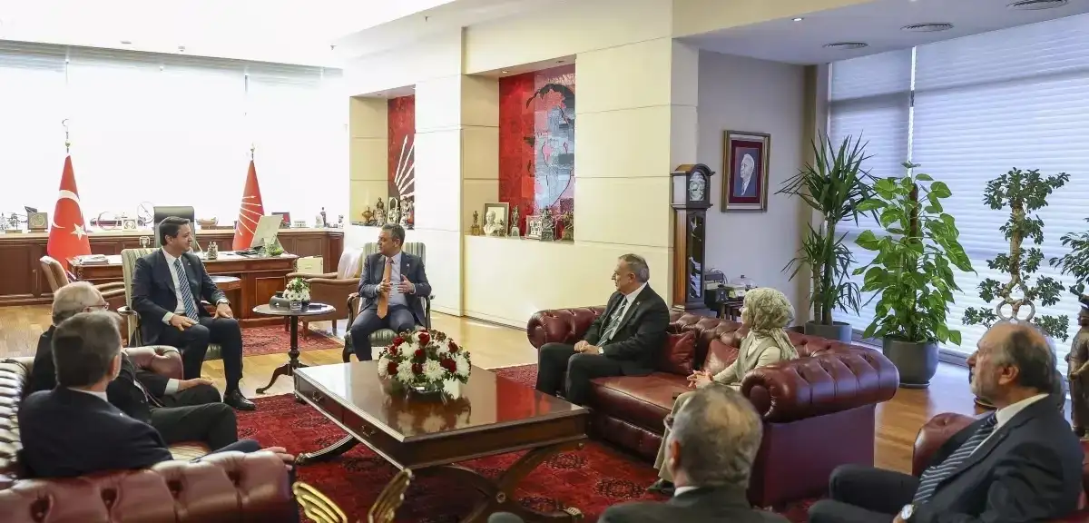 Özel ve Arıkan, CHP Genel Merkezi'nde Bir Araya Geldi